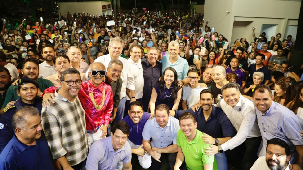 grupo de pessoas posa para a foto